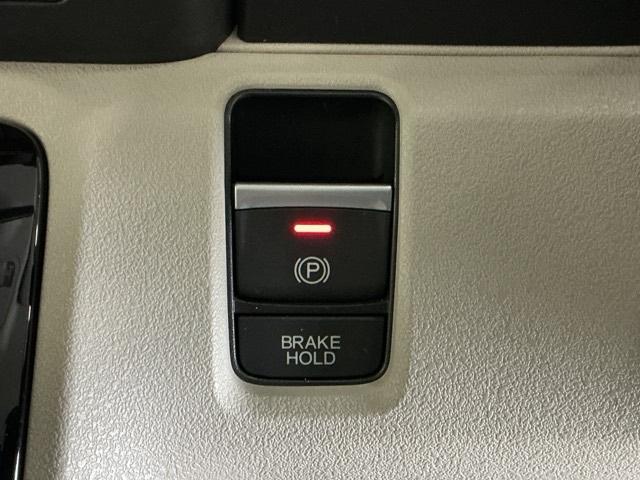 �p�[�L���O�u���[�L�̓X�}�[�g�ȓd�q���䎮�ƍ��킹�ďa�؎����Ƀu���[�L�y�_�����瑫�𗣂��Ă���ԏ�Ԃ�ێ����Ă����I�[�g�u���[�L�z�[���h�@�\�ŉ^�]���y�ɂȂ�܂��B�X�^�[�g�̓A�N�Z���y�_���𓥂ނ���