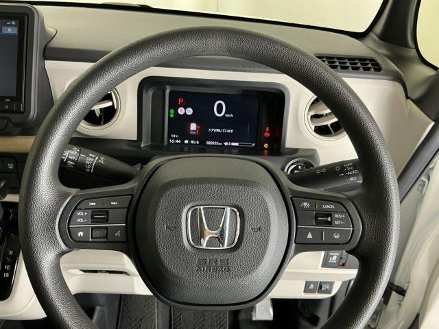 �X�e�A�����O�E�葤�Ɉ��S�^�]�x���@�\�̃z���_�Z���V���O���R���g���[������X�C�b�`�A���葤�ɃI�[�f�B�I�֘A�̃R���g���[���X�C�b�`��z�u�A��������炷���ƂȂ��^�]�ɏW���ł��܂�