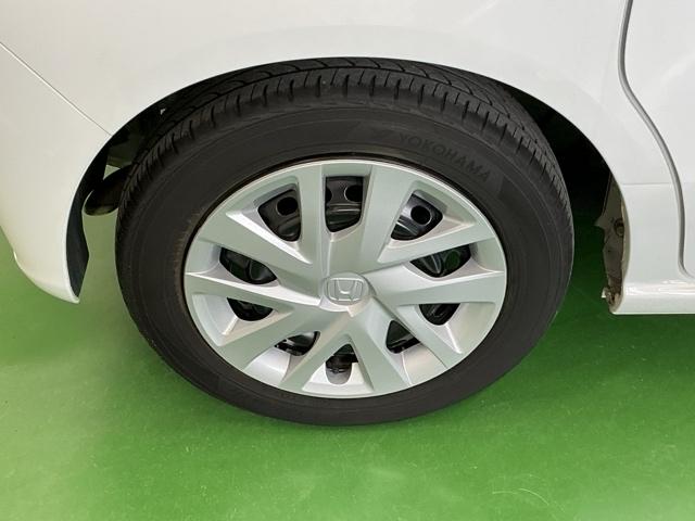 �X�`�[���z�C�[���ɂ͂��ꂢ�ɃN���[�j���O���ꂽ�z�C�[���g�����i�L���b�v�j���t���Ă��܂�