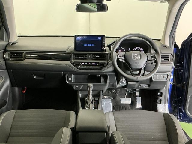 �h���C�o�[�𒆐S�Ɏ��R�Ɏ肪�͂��ʒu�ɂ`�s�Z���N�g���o�[��G�A�R���A�l�X�ȑ���X�C�b�`�Ȃǂ�z�u�A���쐫�ɗD��Ă��܂�