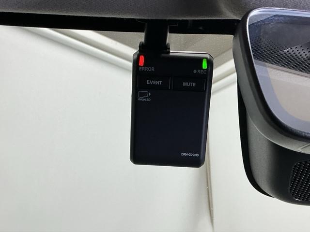 �܂����I�̎��̂��߂Ƀh���C�u���R�[�_�[�������Ă��܂��B�Փ˂����m����ƈ�莞�ԉ摜�������ۑ��ł���̂ň��S�ł�