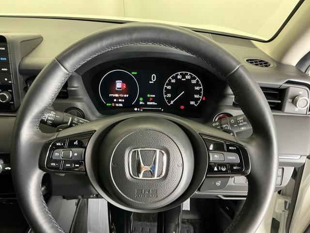 �X�e�A�����O�E�葤�Ɉ��S�^�]�x���@�\�̃z���_�Z���V���O���R���g���[������X�C�b�`�A���葤�ɃI�[�f�B�I�֘A�̃R���g���[���X�C�b�`��z�u�A��������炷���ƂȂ��^�]�ɏW���ł��܂�