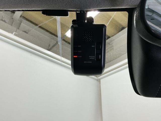 �܂����I�̎��̂��߂Ƀh���C�u���R�[�_�[�������Ă��܂��B�Փ˂����m����ƈ�莞�ԉ摜�������ۑ��ł���̂ň��S�ł�