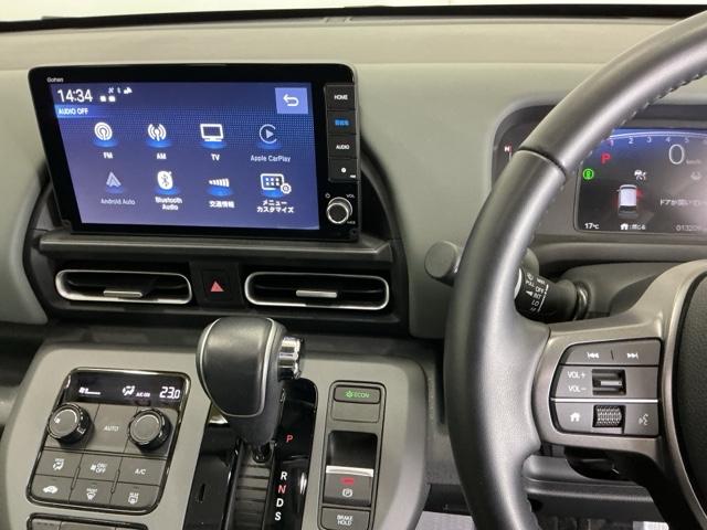 フリード クロスター　ナビ　Ｒカメラ　ブルートゥース　フルセグ　ＡＡＣ　ＥＴＣ付き　スマ－トキ－　シ－トヒ－タ－　盗難防止システム　ＵＳＢ　サイドエアバッグ　クルコン　禁煙車両　ＥＣＯＮモード　ＥＳＣ　ＡＢＳ　キーフリー（3枚目）