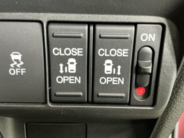 フリード クロスター　ナビ　Ｒカメラ　ブルートゥース　フルセグ　ＡＡＣ　ＥＴＣ付き　スマ－トキ－　シ－トヒ－タ－　盗難防止システム　ＵＳＢ　サイドエアバッグ　クルコン　禁煙車両　ＥＣＯＮモード　ＥＳＣ　ＡＢＳ　キーフリー（25枚目）