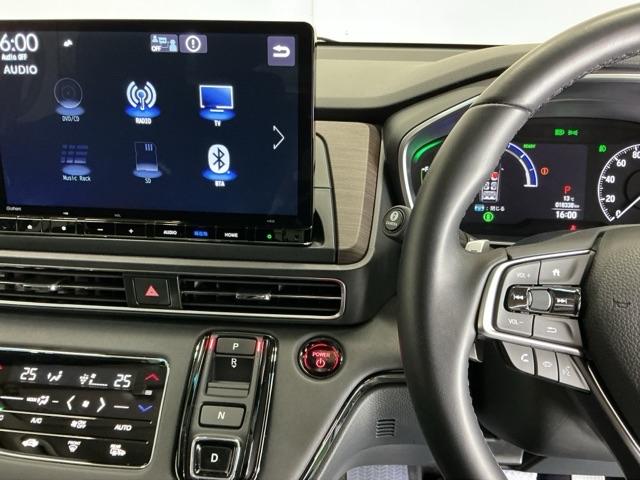 �z���_�����������[�i�r���ڂȂ̂ŁA�����ւ̃h���C�u�����C���������I�X�e�A�����O���葤�ɃI�[�f�B�I�֘A�̃R���g���[���X�C�b�`��z�u���Ă��܂��B���쎞�͎�������炷���ƂȂ��^�]�ɏW���ł��܂�