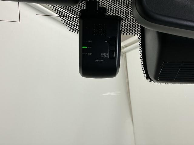 �܂����I�̎��̂��߂Ƀh���C�u���R�[�_�[�������Ă��܂��B�Փ˂����m����ƈ�莞�ԉ摜�������ۑ��ł���̂ň��S�ł�