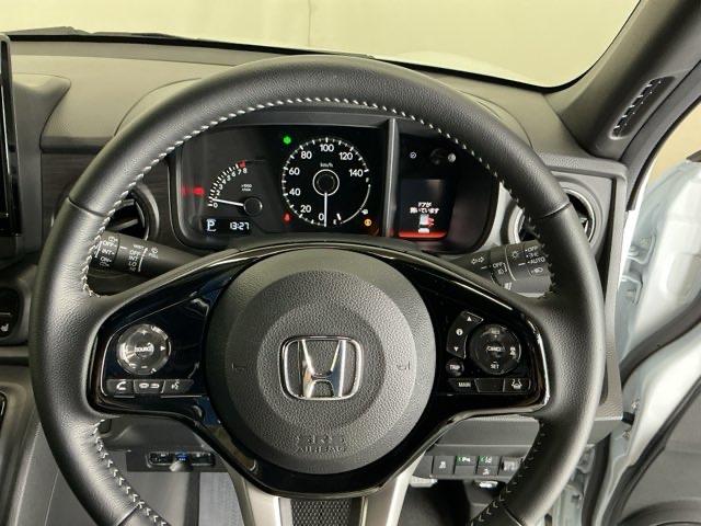 �X�e�A�����O�E�葤�Ɉ��S�^�]�x���@�\�̃z���_�Z���V���O���R���g���[������X�C�b�`�A���葤�ɃI�[�f�B�I�֘A�̃R���g���[���X�C�b�`��z�u�A��������炷���ƂȂ��^�]�ɏW���ł��܂�