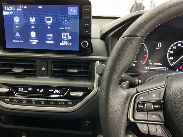 �z���_�����������[�i�r���ڂȂ̂ŁA�����ւ̃h���C�u�����C���������I�X�e�A�����O���葤�ɃI�[�f�B�I�֘A�̃R���g���[���X�C�b�`��z�u���Ă��܂��B���쎞�͎�������炷���ƂȂ��^�]�ɏW���ł��܂�