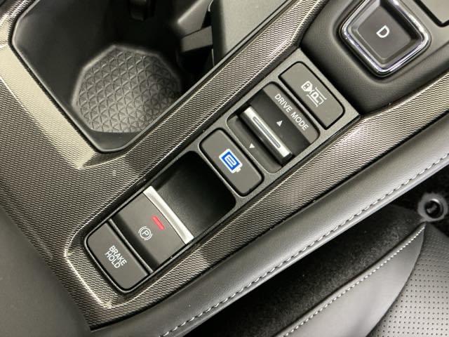 �p�[�L���O�u���[�L�̓X�}�[�g�ȓd�q���䎮�ƍ��킹�ďa�؎����Ƀu���[�L�y�_�����瑫�𗣂��Ă���ԏ�Ԃ�ێ����Ă����I�[�g�u���[�L�z�[���h�@�\�ŉ^�]���y�ɂȂ�܂��B�X�^�[�g�̓A�N�Z���y�_���𓥂ނ���