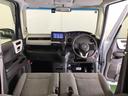 パーキングブレーキはフット式なので運転席と助手席の間はすっきり、移動も楽々です。さっと手が届く位置にＡＴセレクトレバーやエアコンスイッチなどがあり操作性に優れています