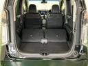 リアシートを前方に倒せば、つり道具など長尺物も収納可能です。左右別々で倒せる2分割式です