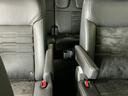 車外に出なくても運転席から3列目シートまで移動が可能です。子育てや荷物が多いときなど利便性が高いです