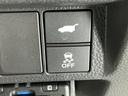 テールゲートが電動で開閉でき、荷物などで両手がふさがっているときなど便利に使えます