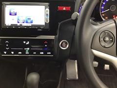ホンダ純正メモリーナビ搭載なので、遠方へのドライブもお任せ下さい！ステアリング左手側にオーディオ関連のコントロールスイッチを配置しています。操作時は視線を逸らすことなく運転に集中できます 3