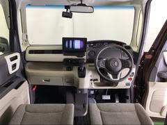 パーキングブレーキはフット式なので運転席と助手席の間はすっきり、移動も楽々です。さっと手が届く位置にＡＴセレクトレバーやエアコンスイッチなどがあり操作性に優れています 2
