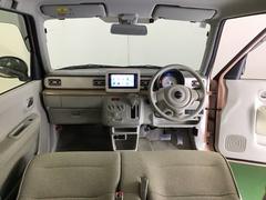 パーキングブレーキはフット式なので運転席と助手席の間はすっきり、移動も楽々です。さっと手が届く位置にＡＴセレクトレバーやエアコンスイッチなどがあり操作性に優れています 2