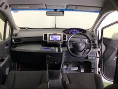 パーキングブレーキはフット式なので運転席と助手席の間はすっきり、移動も楽々です。さっと手が届く位置にＡＴセレクトレバーやエアコンスイッチなどがあり操作性に優れています 2