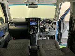 パーキングブレーキはフット式なので運転席と助手席の間はすっきり、移動も楽々です。さっと手が届く位置にＡＴセレクトレバーやエアコンスイッチなどがあり操作性に優れています 2