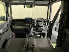 ドライバーを中心に自然に手が届く位置にＡＴセレクトレバーやエアコン、様々な操作スイッチなどを配置、操作性に優れています 2