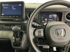 ホンダ純正メモリーナビ搭載なので、遠方へのドライブもお任せ下さい！ステアリング左手側にオーディオ関連のコントロールスイッチを配置しています。操作時は視線を逸らすことなく運転に集中できます 3