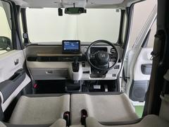 ドライバーを中心に自然に手が届く位置にＡＴセレクトレバーやエアコン、様々な操作スイッチなどを配置、操作性に優れています 2