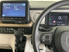 ホンダ純正メモリーナビ搭載なので、遠方へのドライブもお任せ下さい！ステアリング左手側にオーディオ関連のコントロールスイッチを配置しています。操作時は視線を逸らすことなく運転に集中できます 3
