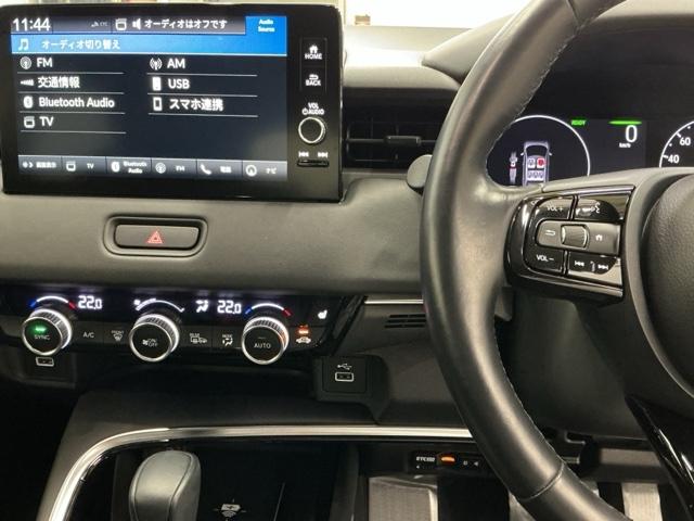 ヴェゼル ｅ：ＨＥＶＺ　ナビ　Ｒカメラ　ブルートゥース　フルセグ　衝突回避支援ブレーキ機能　スマキ　Ｐトランク　フルオートエアコン　エアバッグ　両席エアバック　記録簿付　パワーウィンドウ　ＬＥＤランプ　ソナー　クルーズＣ（3枚目）