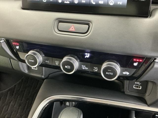 ヴェゼル ｅ：ＨＥＶＺ　ナビ　Ｒカメラ　ブルートゥース　フルセグ　衝突回避支援ブレーキ機能　スマキ　Ｐトランク　フルオートエアコン　エアバッグ　両席エアバック　記録簿付　パワーウィンドウ　ＬＥＤランプ　ソナー　クルーズＣ（14枚目）