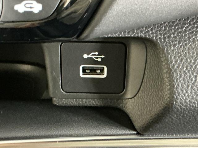 ヴェゼル ｅ：ＨＥＶＺ　ナビ　Ｒカメラ　ブルートゥース　フルセグ　衝突回避支援ブレーキ機能　スマキ　Ｐトランク　フルオートエアコン　エアバッグ　両席エアバック　記録簿付　パワーウィンドウ　ＬＥＤランプ　ソナー　クルーズＣ（19枚目）