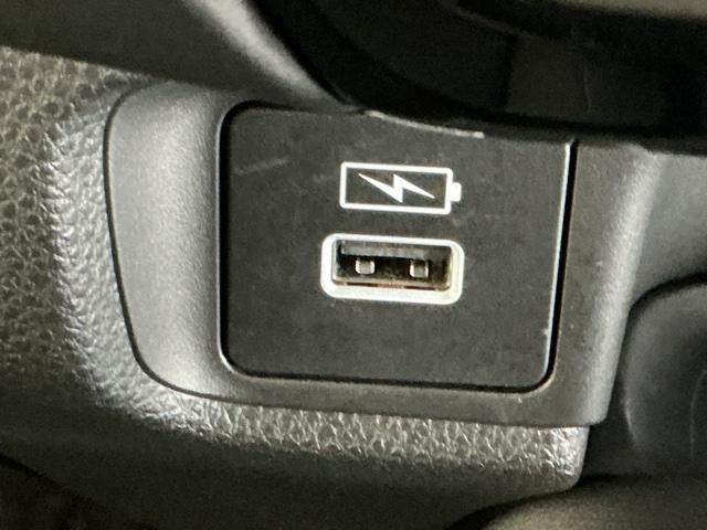 ヴェゼル ｅ：ＨＥＶＺ　ナビ　Ｒカメラ　ブルートゥース　フルセグ　衝突回避支援ブレーキ機能　スマキ　Ｐトランク　フルオートエアコン　エアバッグ　両席エアバック　記録簿付　パワーウィンドウ　ＬＥＤランプ　ソナー　クルーズＣ（20枚目）