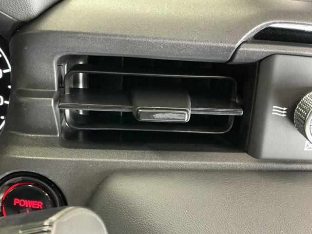 ヴェゼル ｅ：ＨＥＶＺ　ナビ　Ｒカメラ　ブルートゥース　フルセグ　衝突回避支援ブレーキ機能　スマキ　Ｐトランク　フルオートエアコン　エアバッグ　両席エアバック　記録簿付　パワーウィンドウ　ＬＥＤランプ　ソナー　クルーズＣ（60枚目）