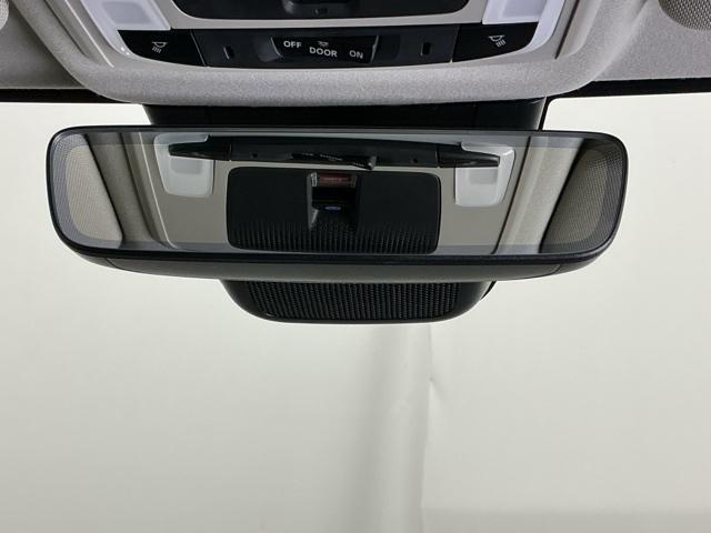 ヴェゼル ｅ：ＨＥＶＺ　ナビ　Ｒカメラ　ブルートゥース　フルセグ　衝突回避支援ブレーキ機能　スマキ　Ｐトランク　フルオートエアコン　エアバッグ　両席エアバック　記録簿付　パワーウィンドウ　ＬＥＤランプ　ソナー　クルーズＣ（65枚目）
