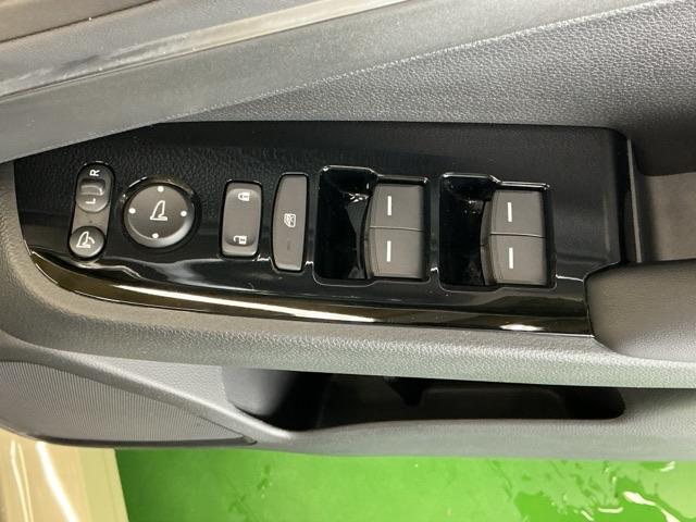 ヴェゼル ｅ：ＨＥＶＺ　ナビ　Ｒカメラ　ブルートゥース　フルセグ　衝突回避支援ブレーキ機能　スマキ　Ｐトランク　フルオートエアコン　エアバッグ　両席エアバック　記録簿付　パワーウィンドウ　ＬＥＤランプ　ソナー　クルーズＣ（67枚目）