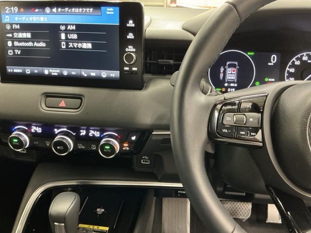 ヴェゼル ｅ：ＨＥＶＺ　ナビ　Ｒカメラ　ブルートゥース　フルセグ　衝突回避支援ブレーキ機能　スマキ　Ｐトランク　フルオートエアコン　エアバッグ　両席エアバック　記録簿付　パワーウィンドウ　ＬＥＤランプ　ソナー　クルーズＣ（3枚目）