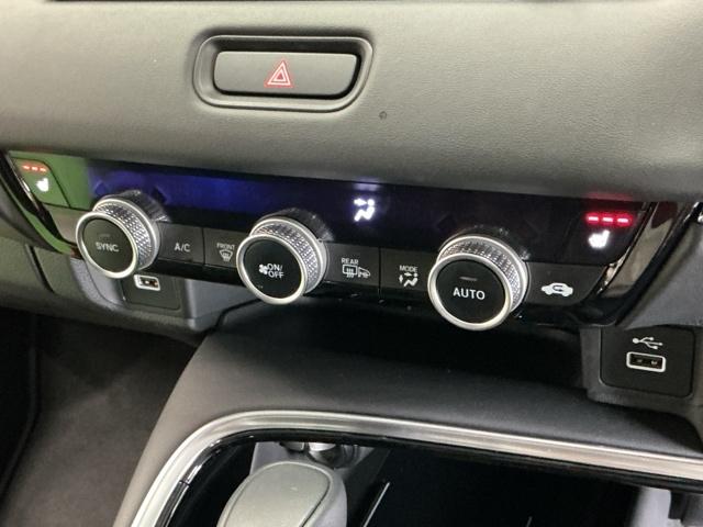 ヴェゼル ｅ：ＨＥＶＺ　ナビ　Ｒカメラ　ブルートゥース　フルセグ　衝突回避支援ブレーキ機能　スマキ　Ｐトランク　フルオートエアコン　エアバッグ　両席エアバック　記録簿付　パワーウィンドウ　ＬＥＤランプ　ソナー　クルーズＣ（14枚目）