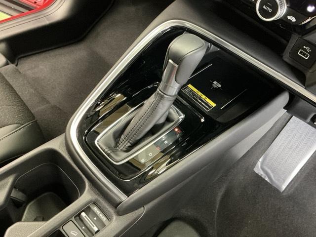 ヴェゼル ｅ：ＨＥＶＺ　ナビ　Ｒカメラ　ブルートゥース　フルセグ　衝突回避支援ブレーキ機能　スマキ　Ｐトランク　フルオートエアコン　エアバッグ　両席エアバック　記録簿付　パワーウィンドウ　ＬＥＤランプ　ソナー　クルーズＣ（17枚目）