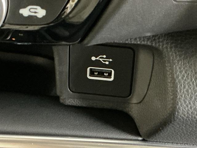 ヴェゼル ｅ：ＨＥＶＺ　ナビ　Ｒカメラ　ブルートゥース　フルセグ　衝突回避支援ブレーキ機能　スマキ　Ｐトランク　フルオートエアコン　エアバッグ　両席エアバック　記録簿付　パワーウィンドウ　ＬＥＤランプ　ソナー　クルーズＣ（19枚目）