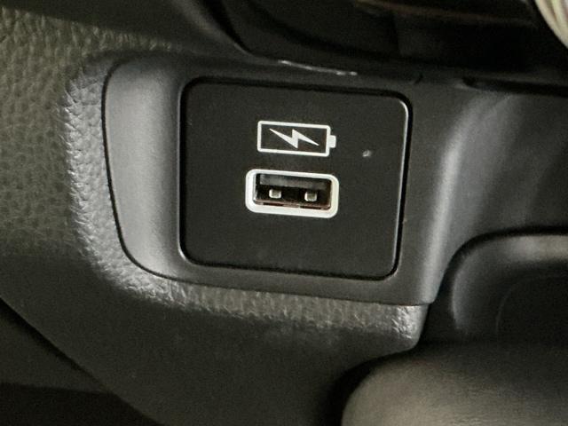 ヴェゼル ｅ：ＨＥＶＺ　ナビ　Ｒカメラ　ブルートゥース　フルセグ　衝突回避支援ブレーキ機能　スマキ　Ｐトランク　フルオートエアコン　エアバッグ　両席エアバック　記録簿付　パワーウィンドウ　ＬＥＤランプ　ソナー　クルーズＣ（20枚目）