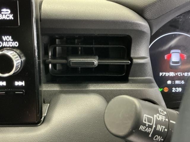 ヴェゼル ｅ：ＨＥＶＺ　ナビ　Ｒカメラ　ブルートゥース　フルセグ　衝突回避支援ブレーキ機能　スマキ　Ｐトランク　フルオートエアコン　エアバッグ　両席エアバック　記録簿付　パワーウィンドウ　ＬＥＤランプ　ソナー　クルーズＣ（64枚目）