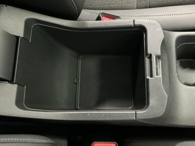 ヴェゼル ｅ：ＨＥＶＺ　ナビ　Ｒカメラ　ブルートゥース　フルセグ　衝突回避支援ブレーキ機能　スマキ　Ｐトランク　フルオートエアコン　エアバッグ　両席エアバック　記録簿付　パワーウィンドウ　ＬＥＤランプ　ソナー　クルーズＣ（65枚目）