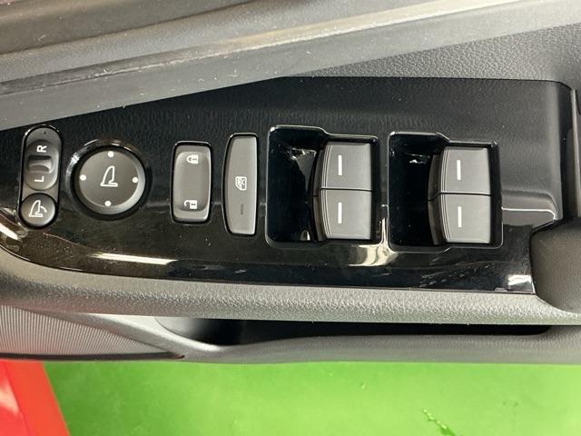 ヴェゼル ｅ：ＨＥＶＺ　ナビ　Ｒカメラ　ブルートゥース　フルセグ　衝突回避支援ブレーキ機能　スマキ　Ｐトランク　フルオートエアコン　エアバッグ　両席エアバック　記録簿付　パワーウィンドウ　ＬＥＤランプ　ソナー　クルーズＣ（69枚目）