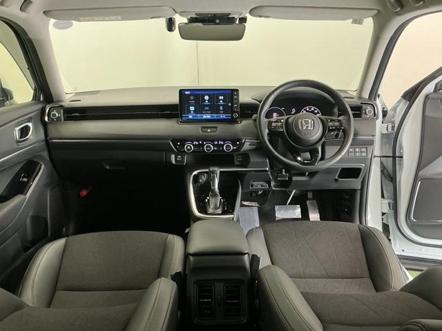 ドライバーを中心に自然に手が届く位置にＡＴセレクトレバーやエアコン、様々な操作スイッチなどを配置、操作性に優れています