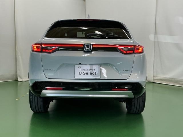 汚れが付着しやすいリヤガラスにはリヤワイパーが付いています。フロントのワイパーがＯＮの時はシフトレバーをリバースに入れるとリヤワイパーがリンクして作動、クリヤーな視界が保てます。