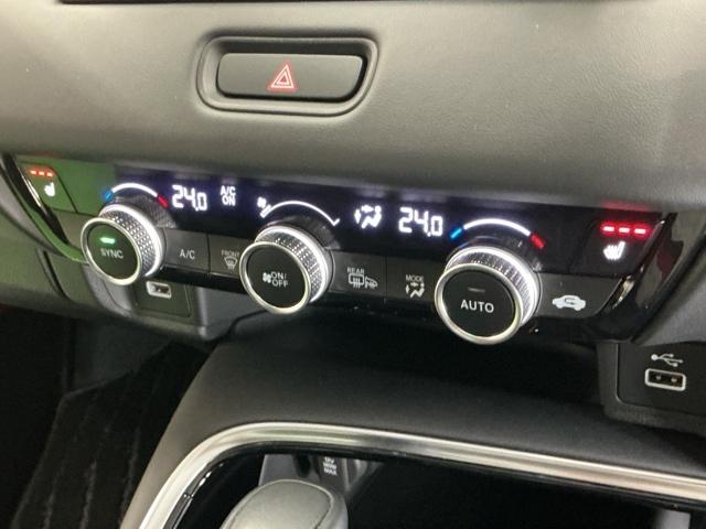 運転席／助手席シートヒーターで寒い日もすぐに温かくなり快適に過ごせます。３段階の温度調整が可能です