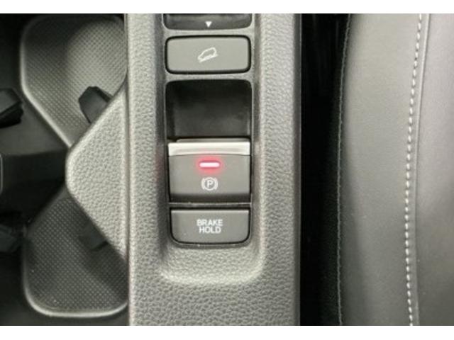 パーキングブレーキはスマートな電子制御式と合わせて渋滞時等にブレーキペダルから足を離しても停車状態を保持してくれるオートブレーキホールド機能で運転が楽になります。スタートはアクセルペダルを踏むだけ
