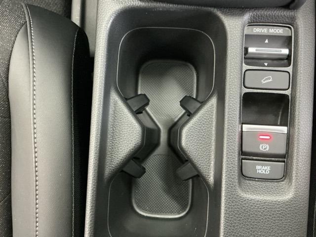 ドリンクホルダー／小物入れにもなって便利です