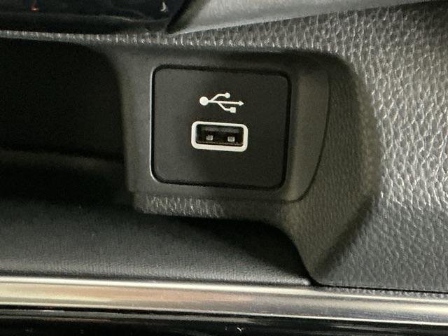 ＵＳＢ入力端子ついてます。ＵＳＢメモリを接続して音楽ファイル、画像ファイル、動画ファイルなどをナビ画面で楽しめます　※一部のディスプレイオーディオ、ＣＤチューナーの場合は音楽ファイルのみとなります