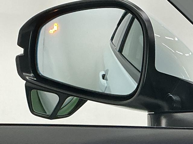 ブラインドスポットインフォメーションは走行中、斜め後ろに車両を感知すると、ドアミラー上のマークを点灯してお知らせします