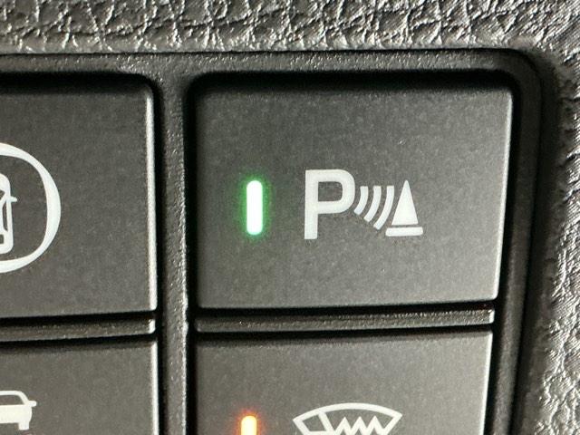 パーキングセンサーシステムは走行中に障害物が迫ると音と表示でお知らせ、低速走行時時の安心感を高めます